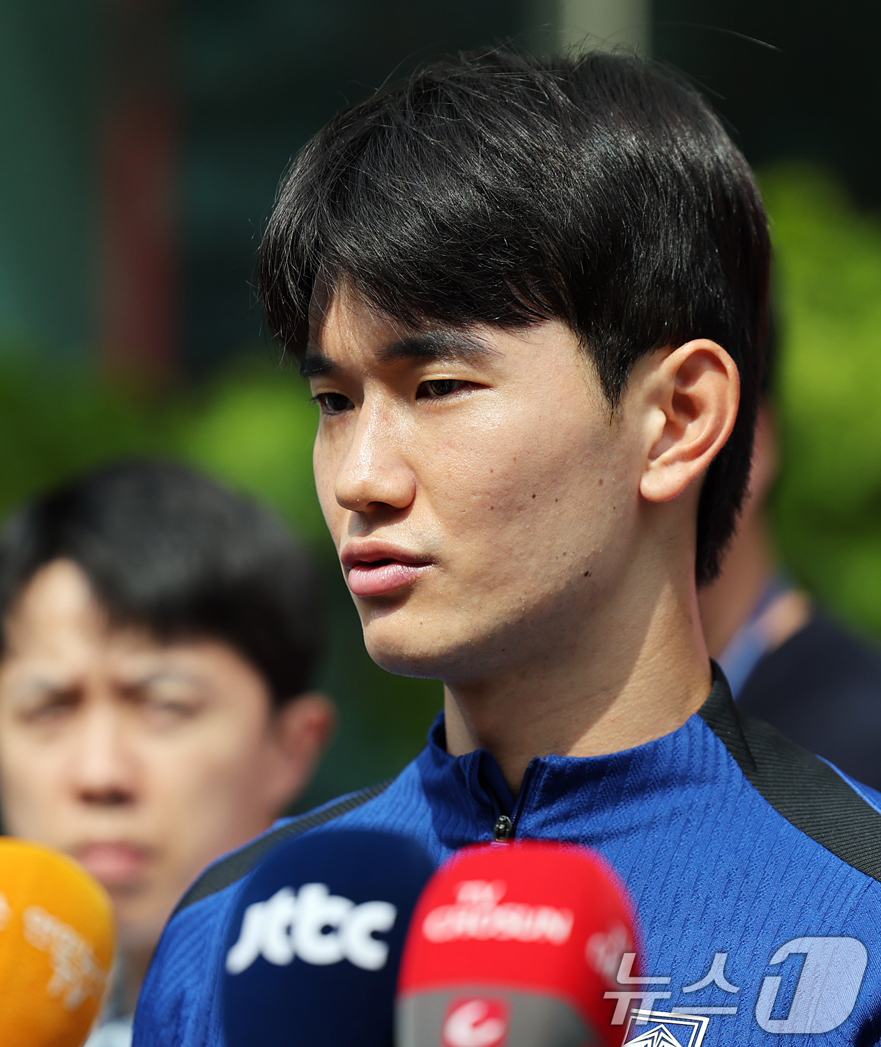 (파주=뉴스1) 오대일 기자 = 대한민국 축구 국가대표팀 김진규가 8일 오후 경기도 파주시 축구 국가대표 트레이닝센터(NFC)에서 열린 공개 훈련에 앞서 취재진과 인터뷰를 하고 있 …