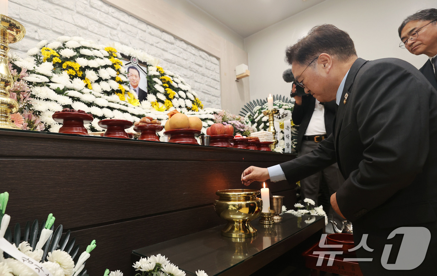 (서울=뉴스1) = 우원식 국회의장이 8일 충남 태안군 태안의료원에 마련된 고 김충현 씨의 빈소를 찾아 조문하고 있다.김씨는 지난 2일 태안화력발전소 내 한전KPS 태안화력사업소 …