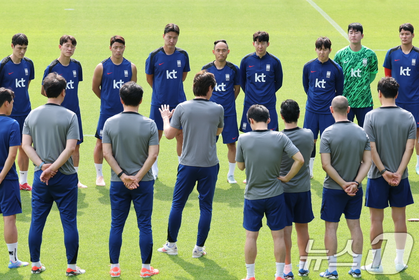 (파주=뉴스1) 오대일 기자 = 홍명보 대한민국 축구 국가대표팀 감독이 8일 오후 경기도 파주시 축구 국가대표 트레이닝센터(NFC)에서 열린 공개 훈련에서 훈련 지시를 하고 있다. …