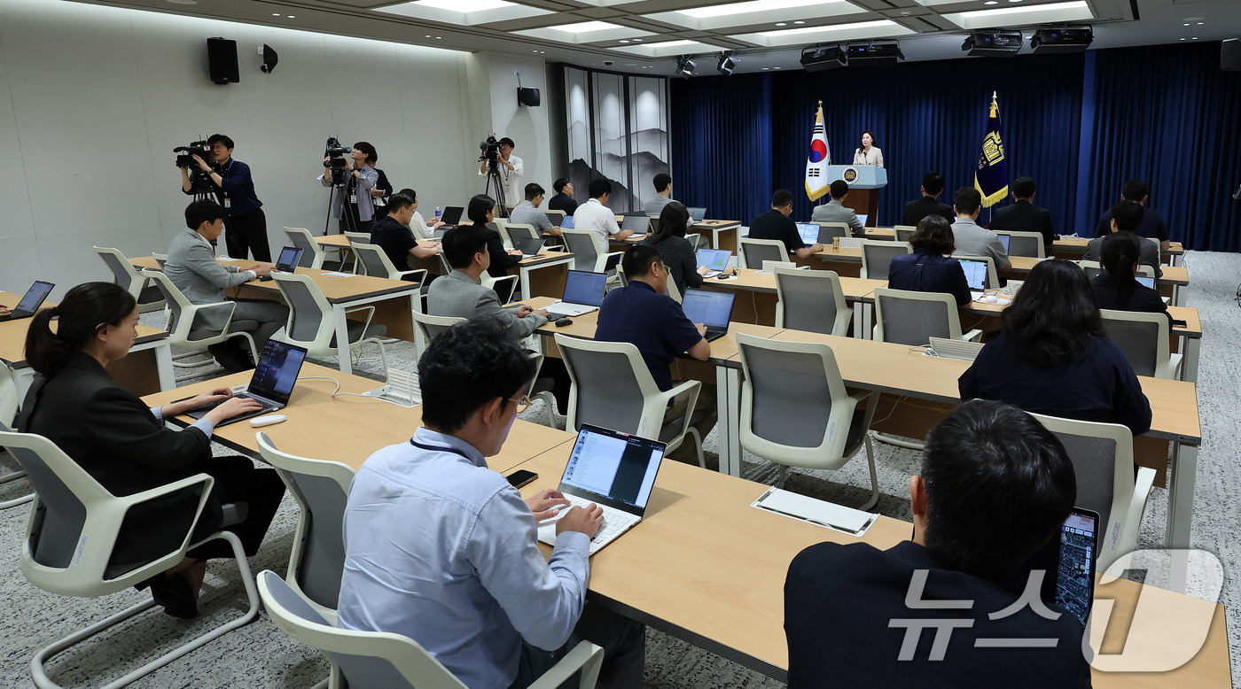 (서울=뉴스1) 박지혜 기자 = 강유정 대통령실 대변인이 8일 서울 용산구 대통령실 청사에서 브리핑룸 개선 관련 브리핑을 하고 있다.  2025.6.8/뉴스1