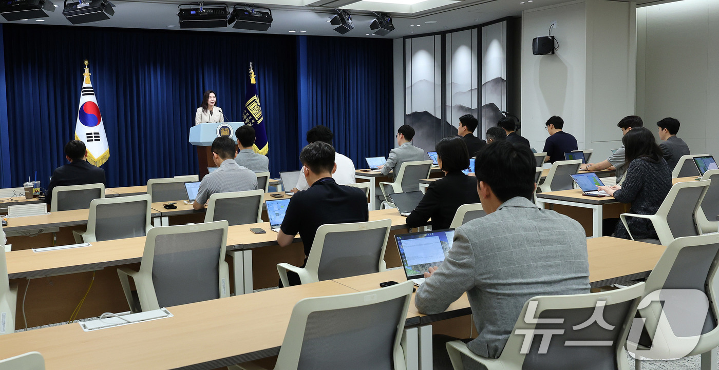 (서울=뉴스1) 박지혜 기자 = 강유정 대통령실 대변인이 8일 서울 용산구 대통령실 청사에서 브리핑룸 개선 관련 브리핑을 하고 있다.  2025.6.8/뉴스1