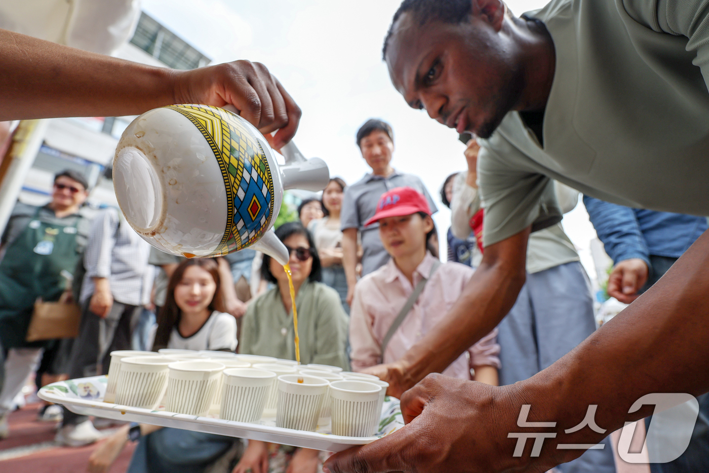 (서울=뉴스1) 민경석 기자 = 8일 서울 노원구 경춘선숲길 일대에서 열린 '제3회 경춘선 공릉숲길 커피축제'에 마련된 에티오피아 부스에서 리디아 씨가 남편 캐론 씨(세종사이버대 …