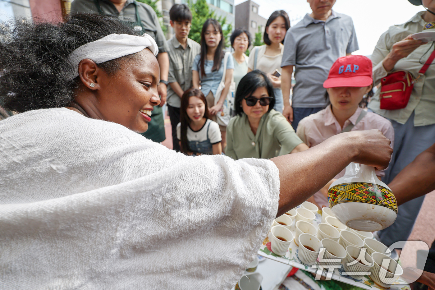 (서울=뉴스1) 민경석 기자 = 8일 서울 노원구 경춘선숲길 일대에서 열린 '제3회 경춘선 공릉숲길 커피축제'에 마련된 에티오피아 부스에서 리디아 씨가 남편 캐론 씨(세종사이버대 …