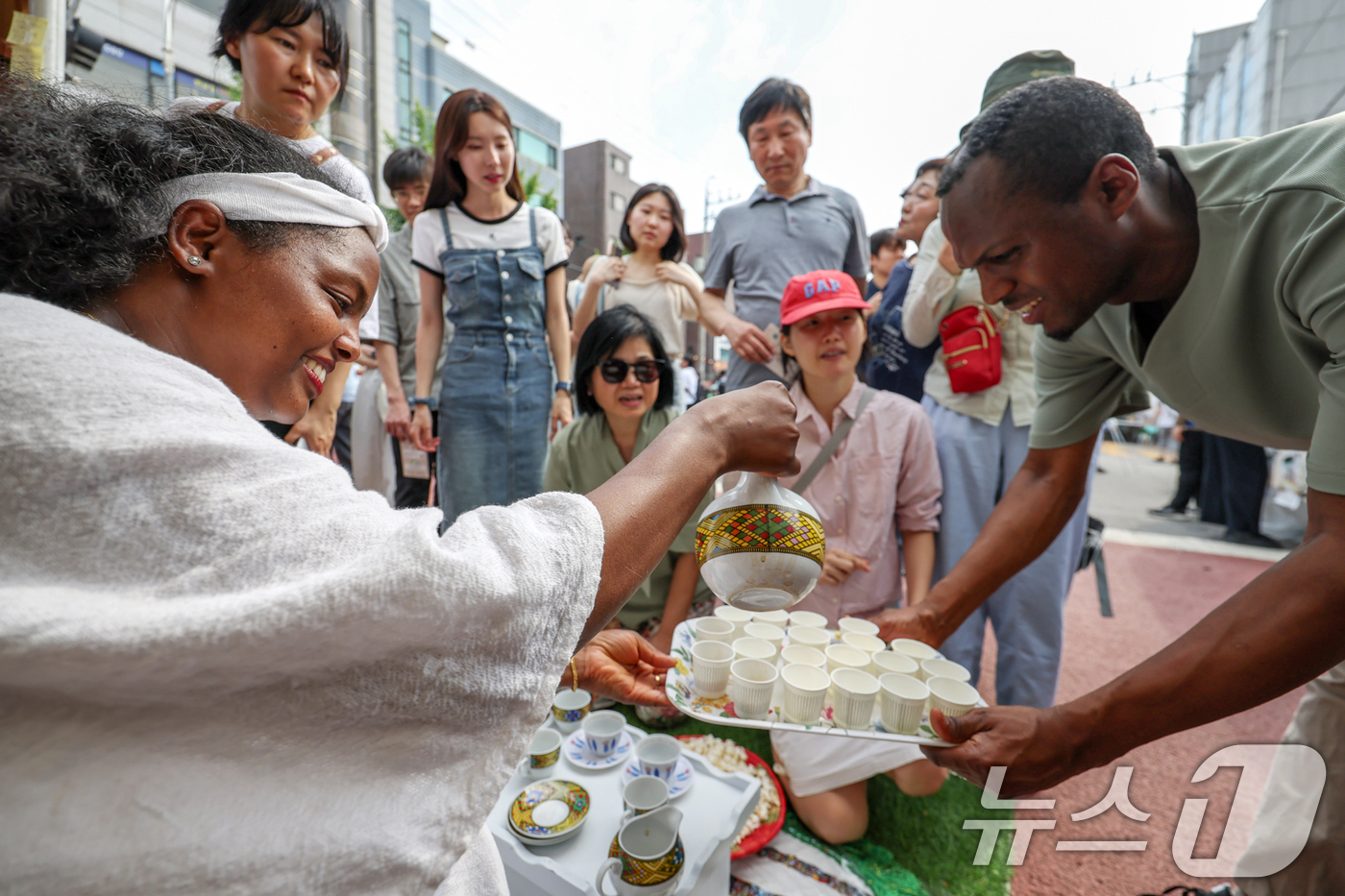 (서울=뉴스1) 민경석 기자 = 8일 서울 노원구 경춘선숲길 일대에서 열린 '제3회 경춘선 공릉숲길 커피축제'에 마련된 에티오피아 부스에서 리디아 씨가 남편 캐론 씨(세종사이버대 …