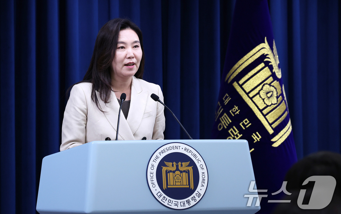 (서울=뉴스1) 박지혜 기자 = 강유정 대통령실 대변인이 8일 서울 용산구 대통령실 청사에서 브리핑룸 개선 관련 브리핑을 하고 있다.  2025.6.8/뉴스1