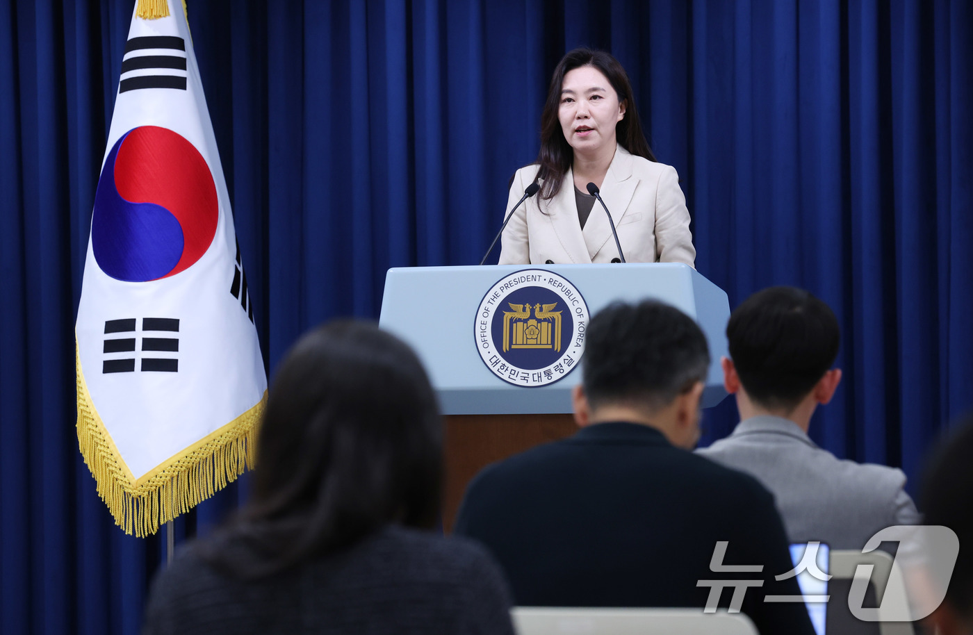 (서울=뉴스1) 박지혜 기자 = 강유정 대통령실 대변인이 8일 서울 용산구 대통령실 청사에서 브리핑룸 개선 관련 브리핑을 하고 있다.강 대변인은 이날 "기존 브리핑룸 체제를 유지하 …