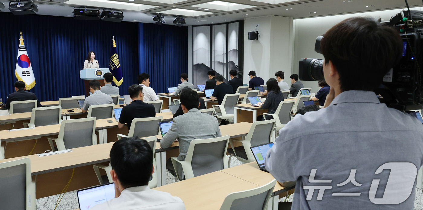 (서울=뉴스1) 박지혜 기자 = 강유정 대통령실 대변인이 8일 서울 용산구 대통령실 청사에서 브리핑룸 개선 관련 브리핑을 하고 있다.강 대변인은 이날 "기존 브리핑룸 체제를 유지하 …