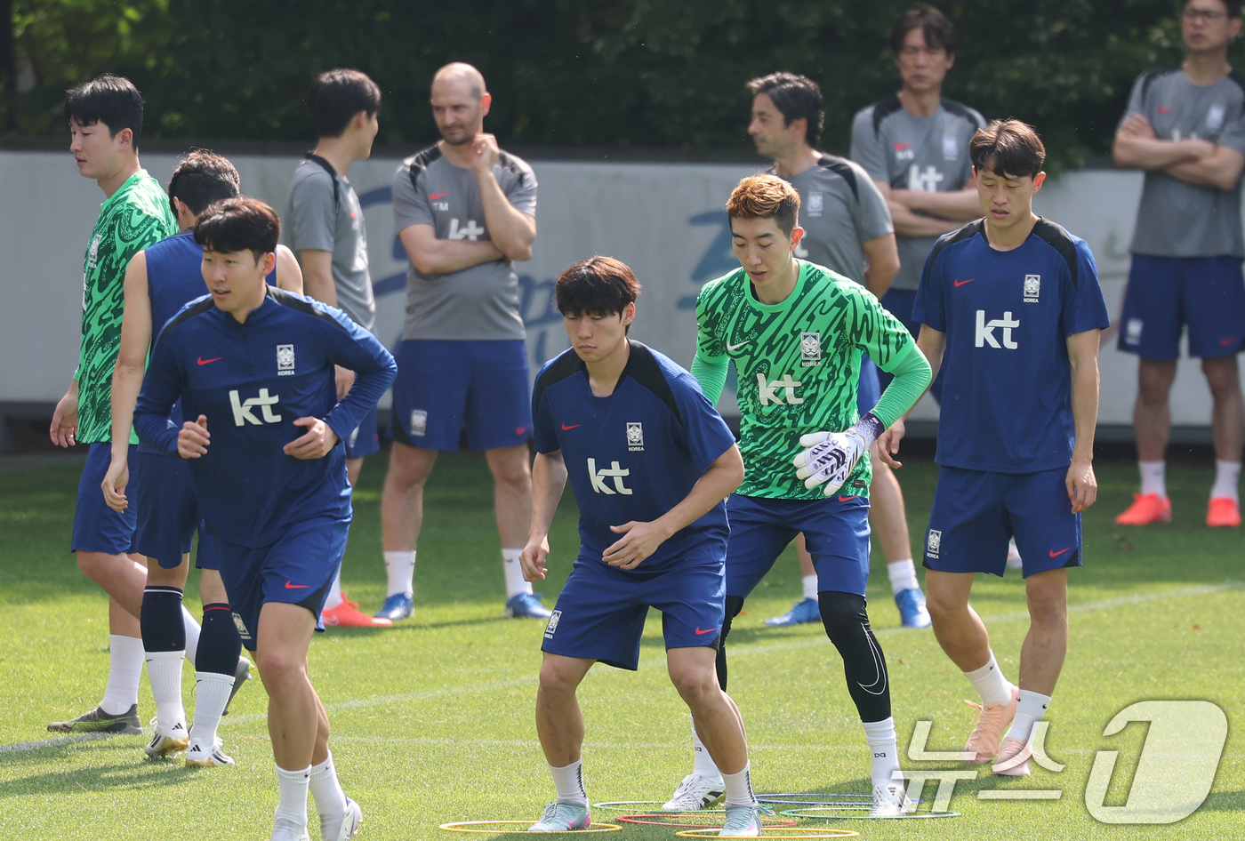 (파주=뉴스1) 오대일 기자 = 대한민국 축구 국가대표팀 손흥민과 배준호가 8일 오후 경기도 파주시 축구 국가대표 트레이닝센터(NFC)에서 열린 공개 훈련에서 홍명보 감독이 지켜보 …