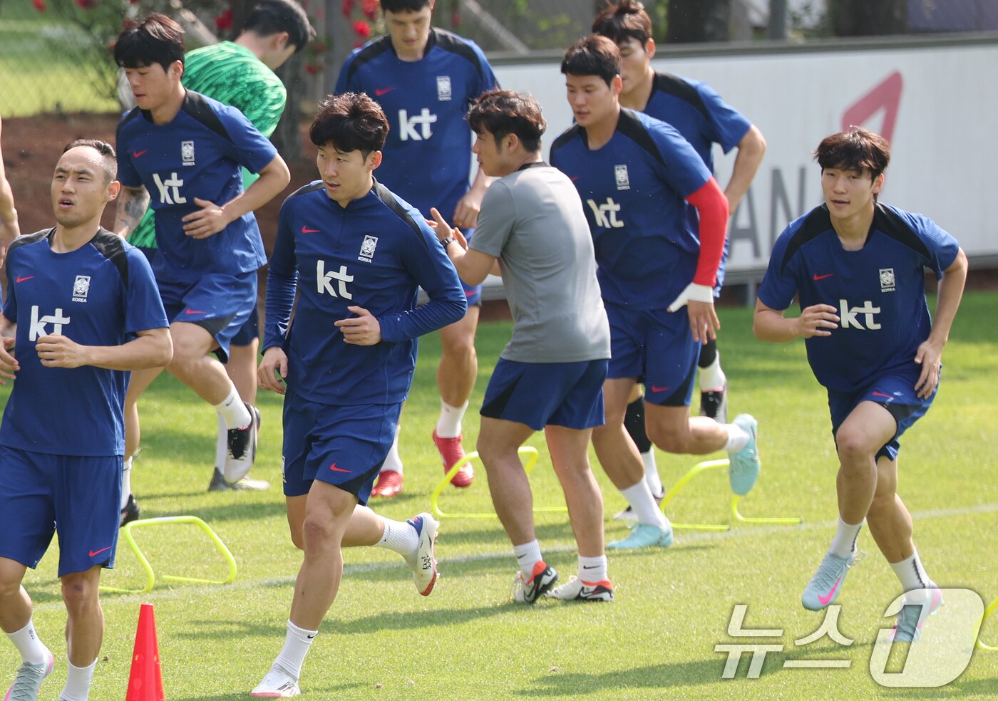 본문 이미지 - 대한민국 축구 국가대표팀 손흥민과 배준호가 8일 오후 경기도 파주시 축구 국가대표 트레이닝센터&#40;NFC&#41;에서 열린 공개 훈련에서 가볍게 몸을 풀고 있다. 2025.6.8/뉴스1 ⓒ News1 오대일 기자