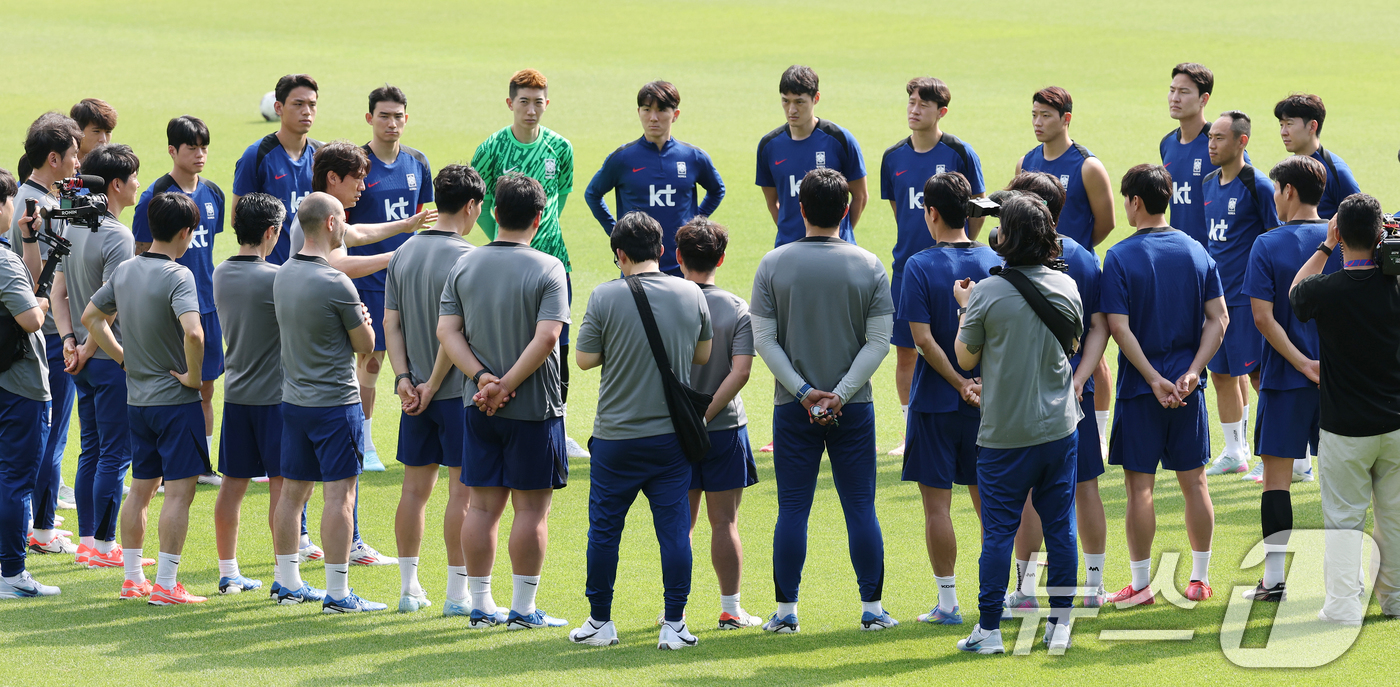 (파주=뉴스1) 오대일 기자 = 홍명보 대한민국 축구 국가대표팀 감독이 8일 오후 경기도 파주시 축구 국가대표 트레이닝센터(NFC)에서 열린 공개 훈련에서 훈련 지시를 하고 있다. …