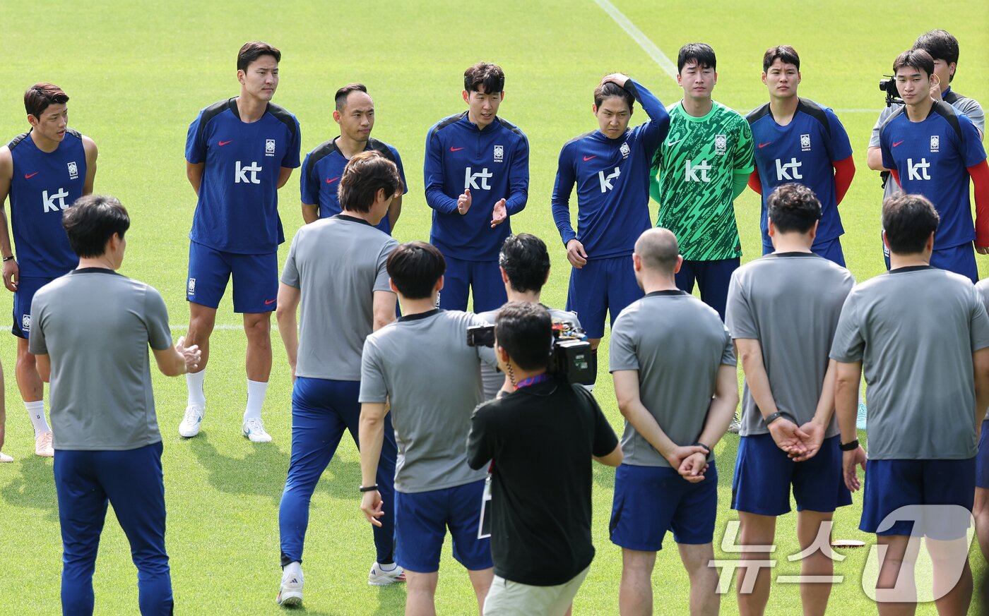 본문 이미지 - 대한민국 축구 국가대표팀 손흥민이 8일 오후 경기도 파주시 축구 국가대표 트레이닝센터&#40;NFC&#41;에서 열린 공개 훈련에서 홍명보 감독의 훈련 지시를 경청한 후 손뼉을 치며 파이팅을 독려하고 있다.2025.6.8/뉴스1 ⓒ News1 오대일 기자