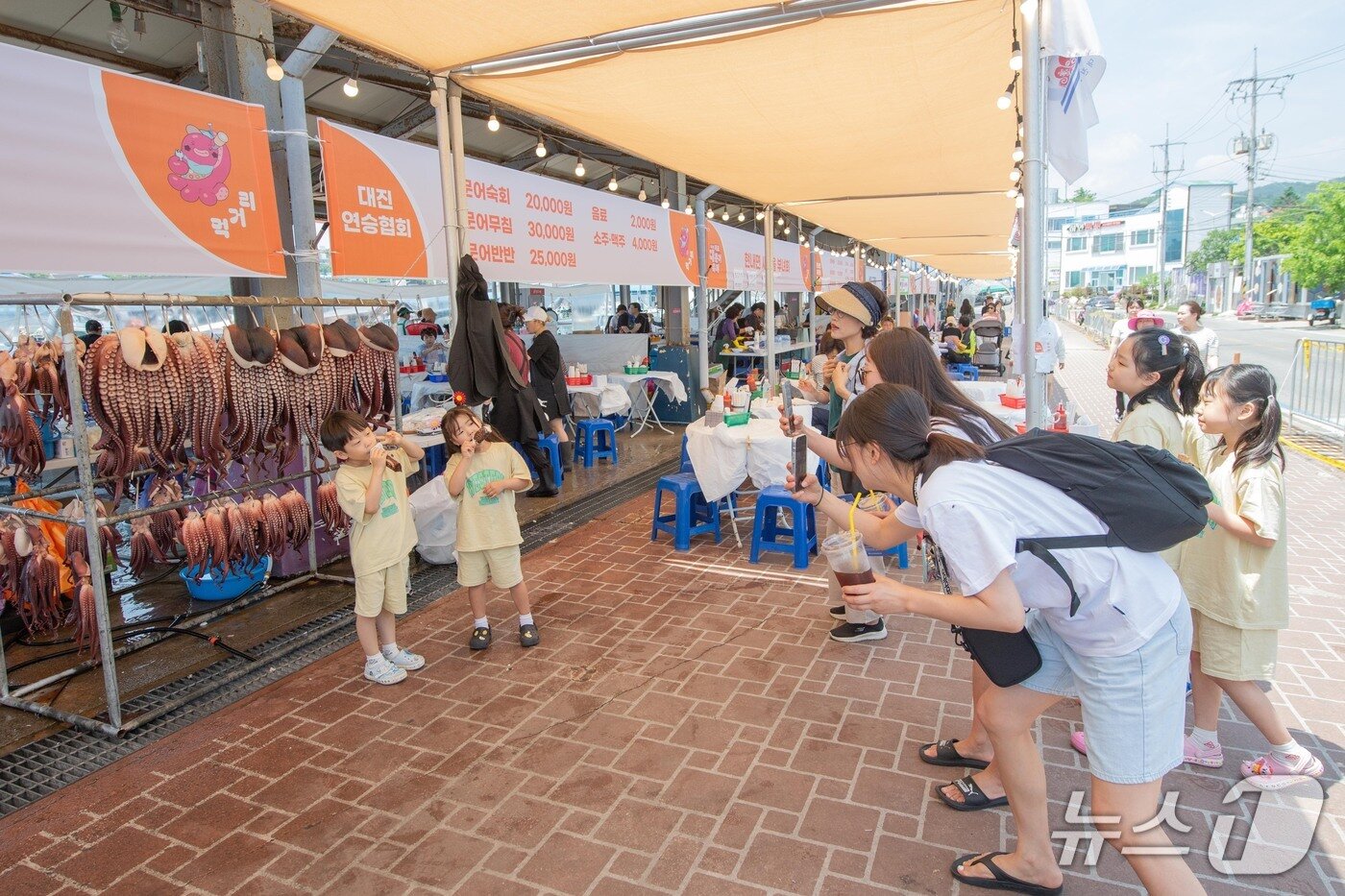 본문 이미지 - 현충일 연휴였던 7~8일 강원 동해안 최북단 고성군 현내면 대진항 일대에서 열린 저도 대문어축제에 방문한 나들이객들이 즐거운 시간을 보내고 있다.&#40;강원 고성군 제공, 재판매 및 DB 금지&#41; 2025.6.8/뉴스1
