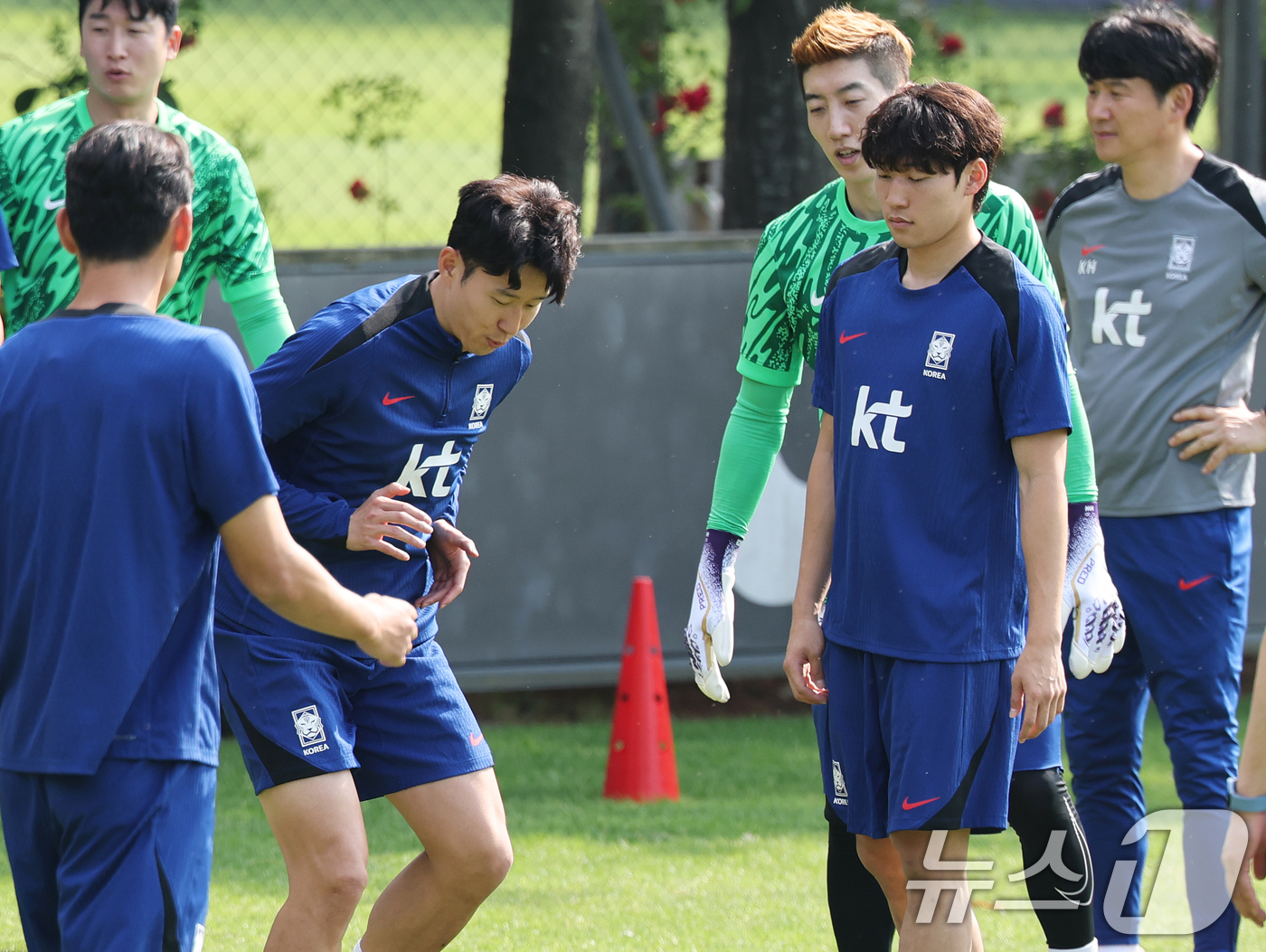 (파주=뉴스1) 오대일 기자 = 대한민국 축구 국가대표팀 손흥민과 배준호가 8일 오후 경기도 파주시 축구 국가대표 트레이닝센터(NFC)에서 열린 공개 훈련에서 가볍게 몸을 풀고 있 …