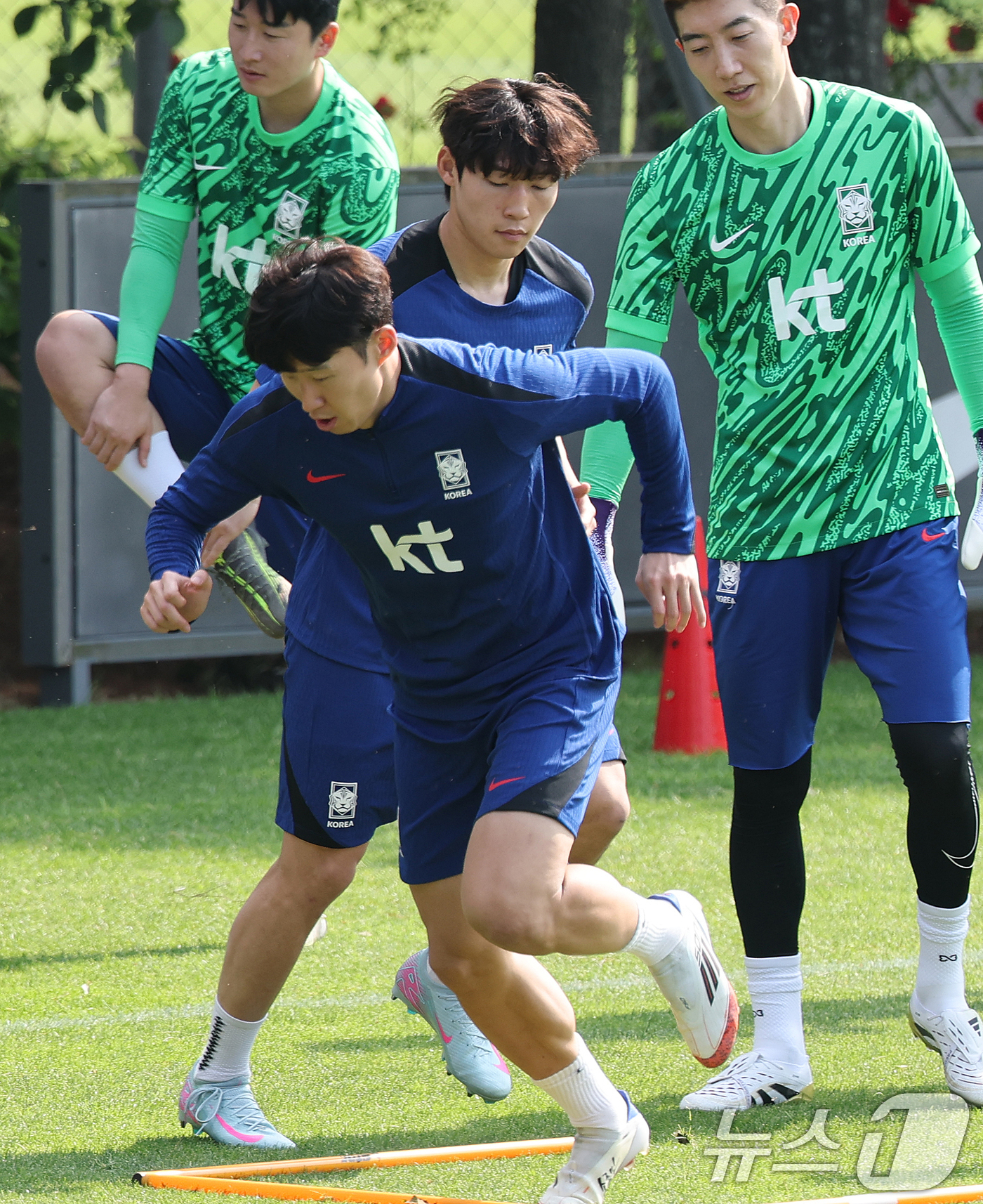 (파주=뉴스1) 오대일 기자 = 대한민국 축구 국가대표팀 손흥민과 배준호가 8일 오후 경기도 파주시 축구 국가대표 트레이닝센터(NFC)에서 열린 공개 훈련에서 가볍게 몸을 풀고 있 …