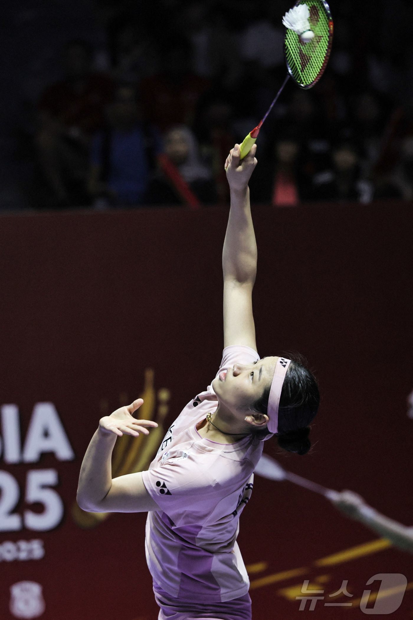 본문 이미지 - 안세영이 8일 열린 BWF 인도네시오픈 여자 단식 결승에서 왕즈이를 2-1로 제압하고 우승을 차지했다. ⓒ AFP=뉴스1