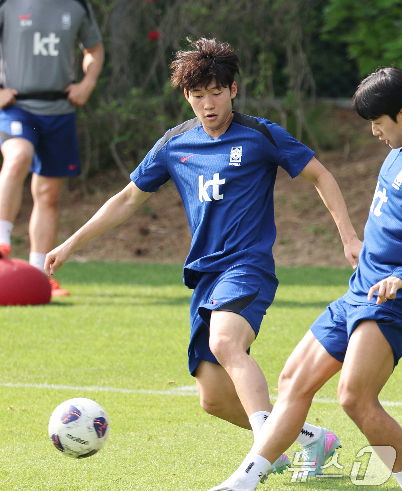 (파주=뉴스1) 오대일 기자 = 대한민국 축구 국가대표팀 배준호가 8일 오후 경기도 파주시 축구 국가대표 트레이닝센터(NFC)에서 열린 공개 훈련에서 가볍게 몸을 풀고 있다.11회 …