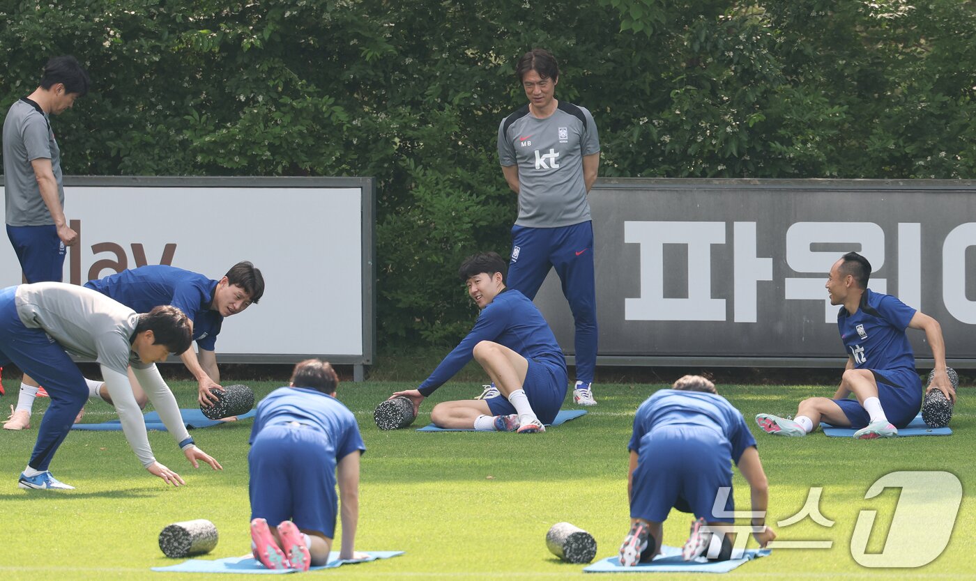 본문 이미지 - 홍명보 대한민국 축구 국가대표팀 감독이 8일 오후 경기도 파주시 축구 국가대표 트레이닝센터&#40;NFC&#41;에서 열린 공개 훈련에서 손흥민과 대화하고 있다. 11회 연속 월드컵 본선 진출 금자탑을 쌓은 홍명보호는 오는 10일 서울월드컵경기장에서 쿠웨이트와 2026 국제축구연맹&#40;FIFA&#41; 북중미 월드컵 아시아 지역 3차예선 최종전을 치른다. 2025.6.8/뉴스1 ⓒ News1 오대일 기자
