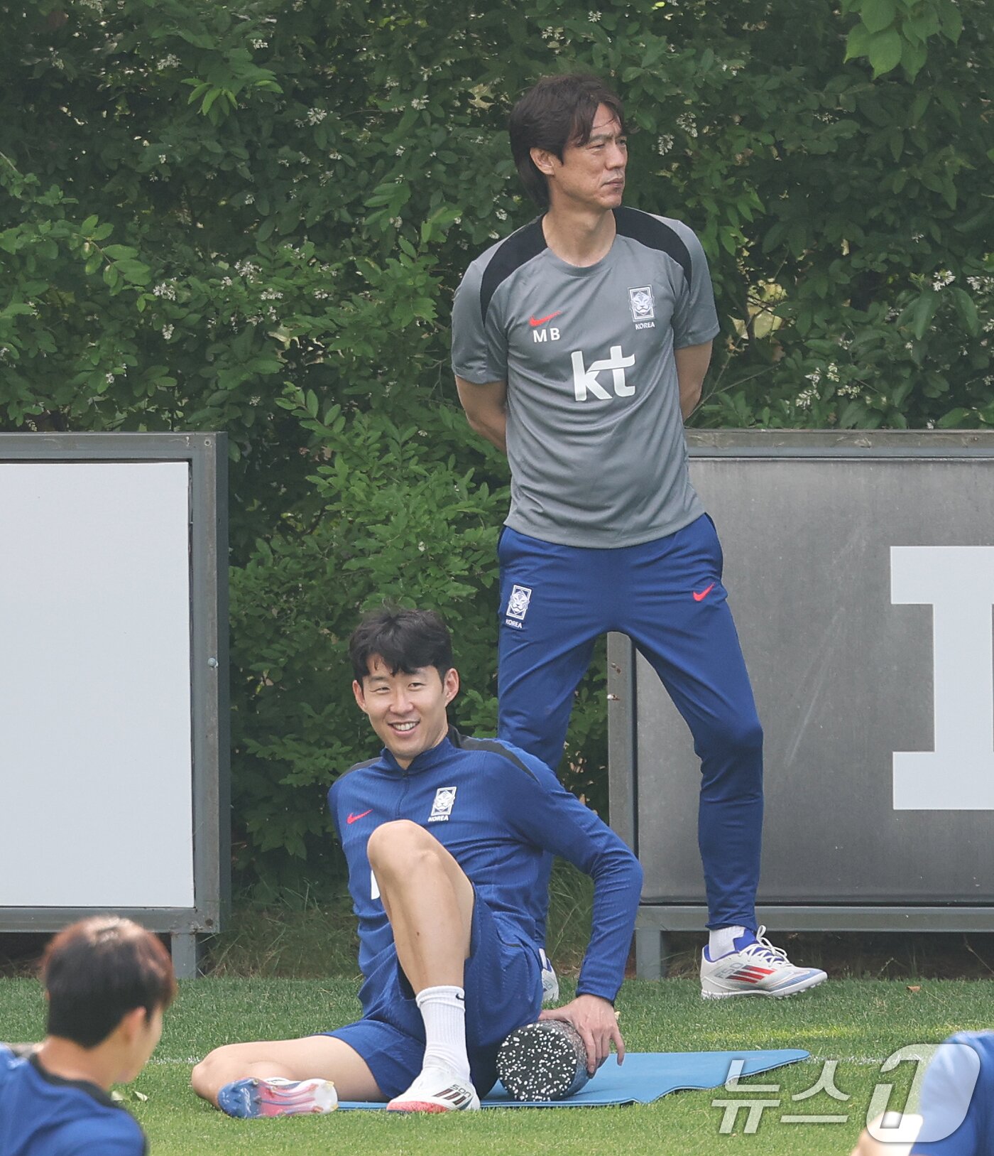 본문 이미지 - 대한민국 축구 국가대표팀 홍명보 감독과 손흥민. /뉴스1 ⓒ News1 오대일 기자