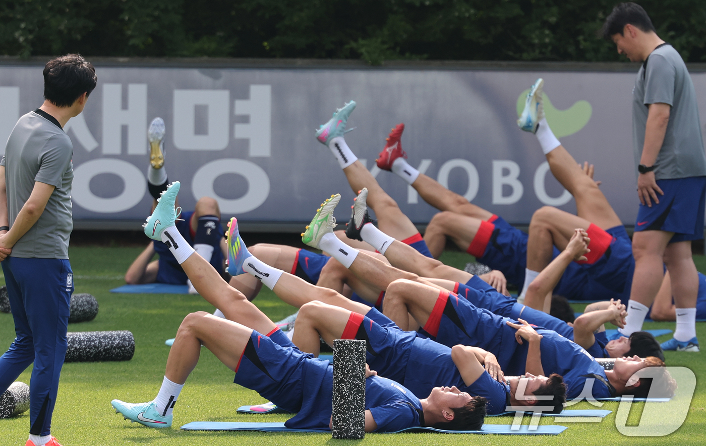 (파주=뉴스1) 오대일 기자 = 대한민국 축구 국가대표팀 선수들이 8일 오후 경기도 파주시 축구 국가대표 트레이닝센터(NFC)에서 열린 공개 훈련에서 스트레칭을 하고 있다.11회 …