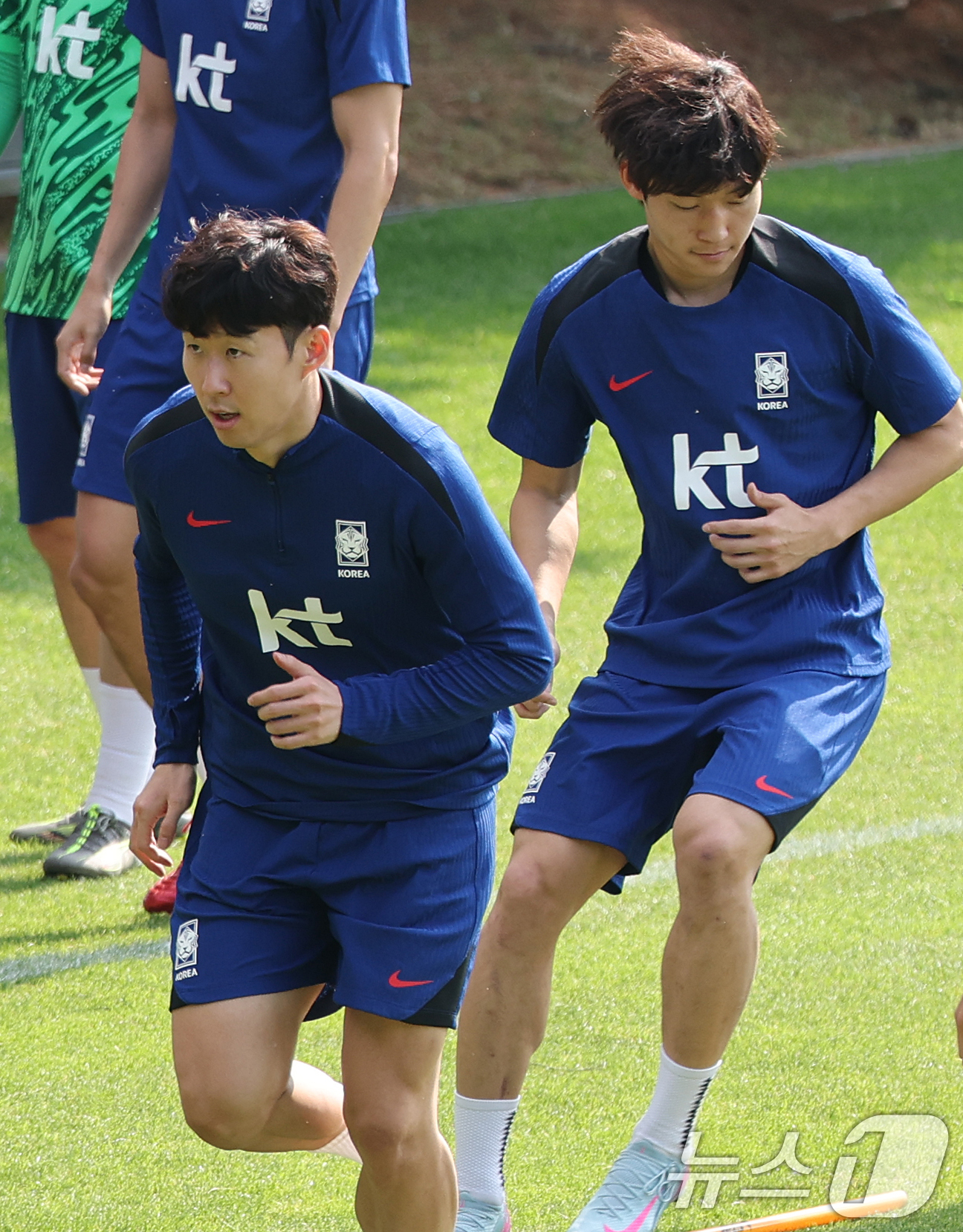 (파주=뉴스1) 오대일 기자 = 대한민국 축구 국가대표팀 손흥민과 배준호가  8일 오후 경기도 파주시 축구 국가대표 트레이닝센터(NFC)에서 열린 공개 훈련에서 가볍게 몸을 풀고 …