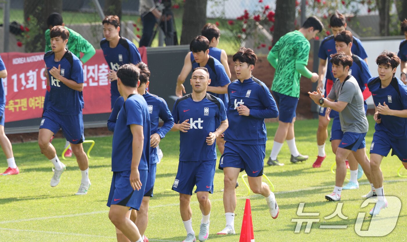 본문 이미지 - 대한민국 축구 국가대표팀 손흥민이 8일 오후 경기도 파주시 축구 국가대표 트레이닝센터&#40;NFC&#41;에서 열린 공개 훈련에서 11회 연속 월드컵 본선 진출 축하 현수막을 배경으로 동료들과 가볍게 몸을 풀고 있다. 11회 연속 월드컵 본선 진출 금자탑을 쌓은 홍명보호는 오는 10일 서울월드컵경기장에서 쿠웨이트와 2026 국제축구연맹&#40;FIFA&#41; 북중미 월드컵 아시아 지역 3차예선 최종전 을 치른다. ⓒ News1 오대일 기자