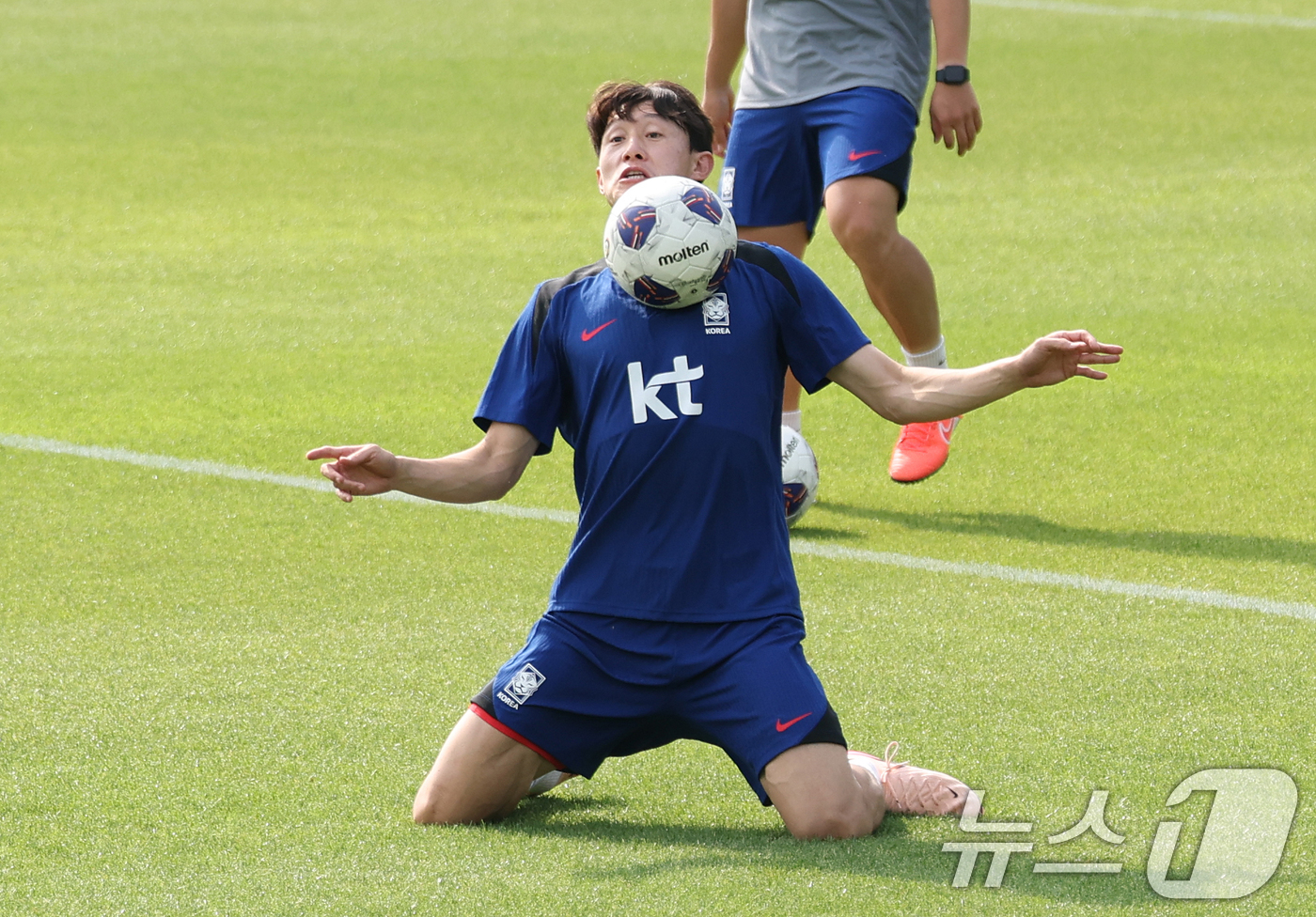(파주=뉴스1) 오대일 기자 = 대한민국 축구 국가대표팀 이재성이 8일 오후 경기도 파주시 축구 국가대표 트레이닝센터(NFC)에서 열린 공개 훈련에서 가볍게 몸을 풀고 있다.11회 …