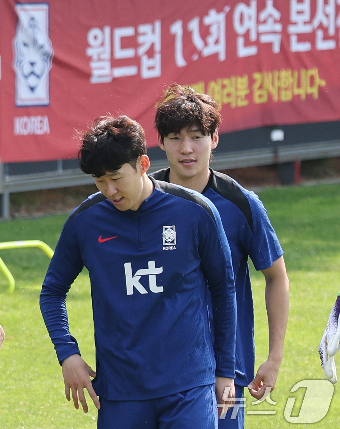 (파주=뉴스1) 오대일 기자 = 대한민국 축구 국가대표팀 손흥민과 배준호가  8일 오후 경기도 파주시 축구 국가대표 트레이닝센터(NFC)에서 열린 공개 훈련에서 가볍게 몸을 풀고 …