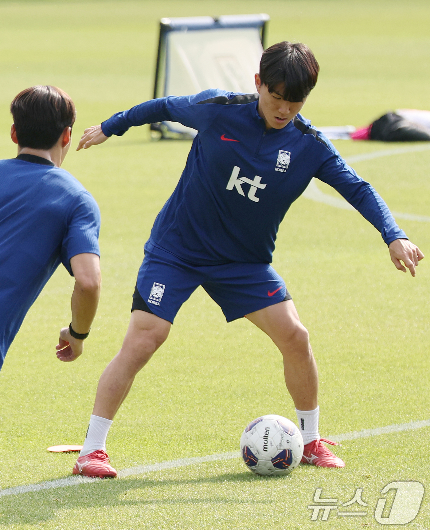 (파주=뉴스1) 오대일 기자 = 대한민국 축구 국가대표팀 황인범이 8일 오후 경기도 파주시 축구 국가대표 트레이닝센터(NFC)에서 열린 공개 훈련에서 가볍게 몸을 풀고 있다.11회 …