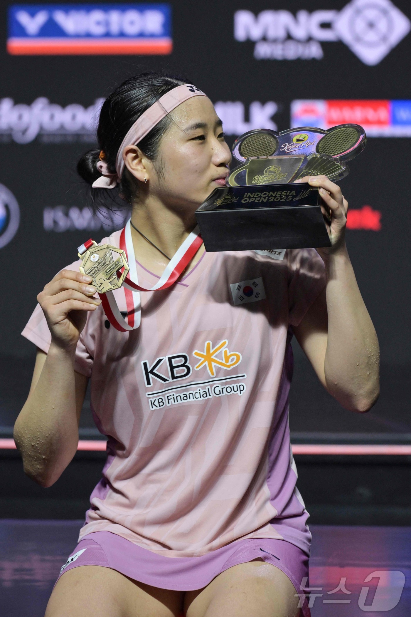 (AFP=뉴스1) 김성진 기자 = '셔틀콕 여제' 안세영(세계랭킹 1위)이 8일(현지시간) 인도네시아 자카르타 이스토라 스타디움에서 열린 세계배드민턴연맹(BWF) 월드투어 슈퍼 1 …