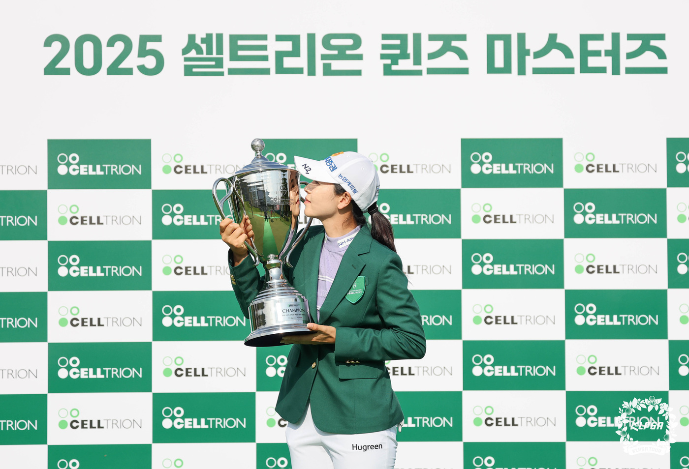 (서울=뉴스1) = 이가영이 한국여자프로골프(KLPGA)투어 셀트리온 퀸즈 마스터즈(총상금 12억 원)에서 우승을 차지한 후 트로피 키스를 하고 있다. (KLPGA 제공. 재판매 …