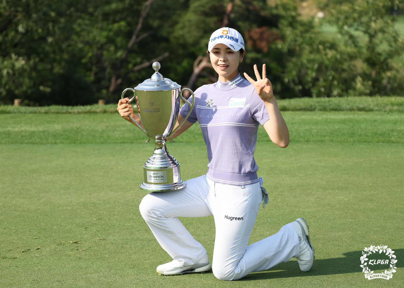 (서울=뉴스1) = 이가영이 한국여자프로골프(KLPGA)투어 셀트리온 퀸즈 마스터즈(총상금 12억 원)에서 우승을 차지한 후 기념촬영을 하고 있다. (KLPGA 제공. 재판매 및 …