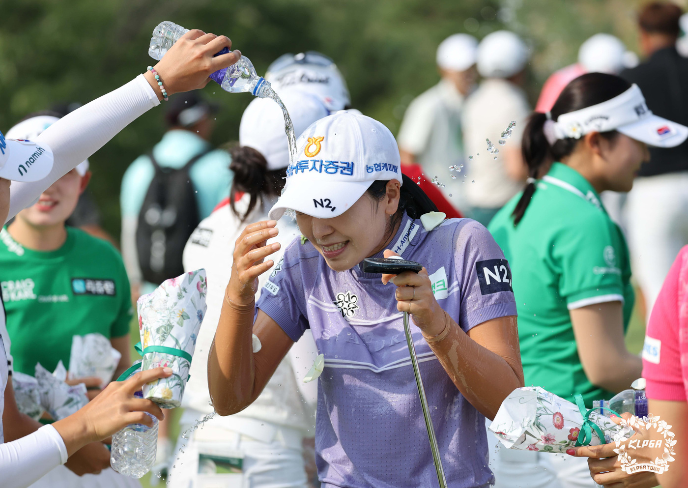 (서울=뉴스1) = 이가영이 한국여자프로골프(KLPGA)투어 셀트리온 퀸즈 마스터즈(총상금 12억 원)에서 우승을 차지한 후 축하 물세례를 받고 있다. (KLPGA 제공. 재판매 …