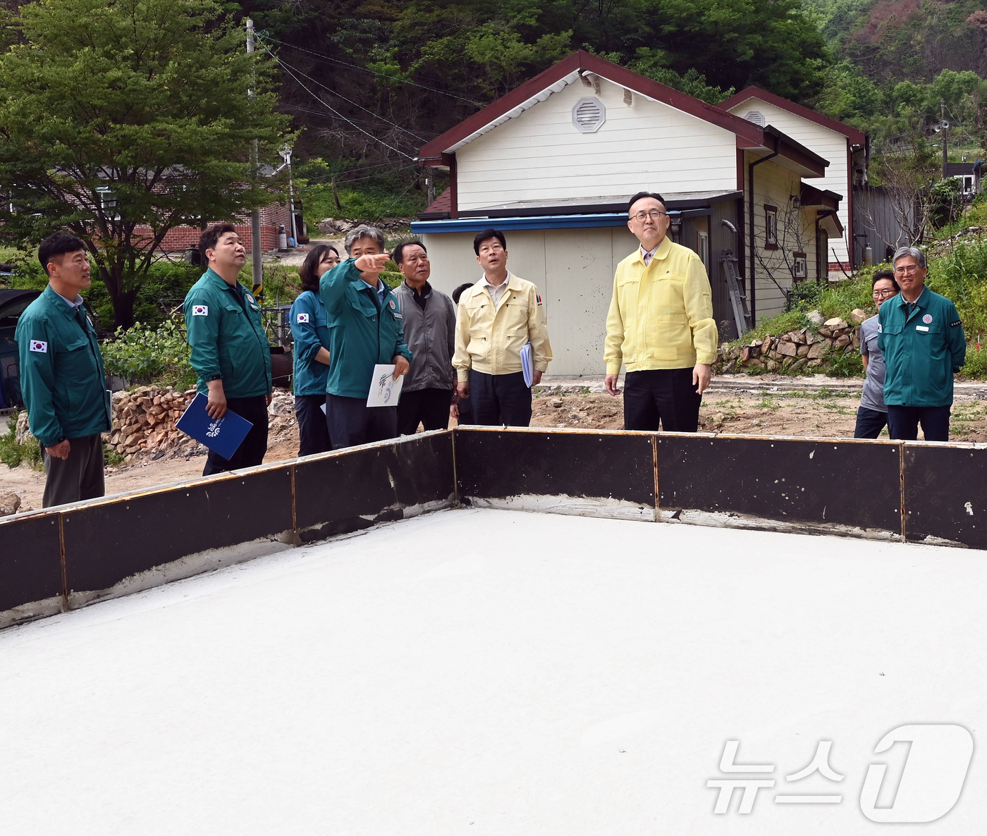 (서울=뉴스1) = 이한경 행정안전부 재난안전관리본부장이 8일 경북 영덕군 산불 피해지역 임시주거단지를 방문해 우기 전 임시조립주택 조성 현황과 사면붕괴 등 2차 피해 대비 상황을 …