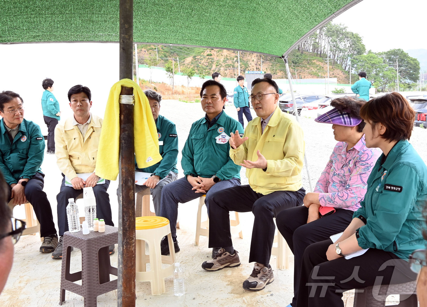 (서울=뉴스1) = 이한경 행정안전부 재난안전관리본부장이 8일 경북 청송군 임시주거단지를 방문해 임시조립주택에 입주한 이재민을 위로한 후 애로사항을 청취하고 있다. (행정안전부 제 …