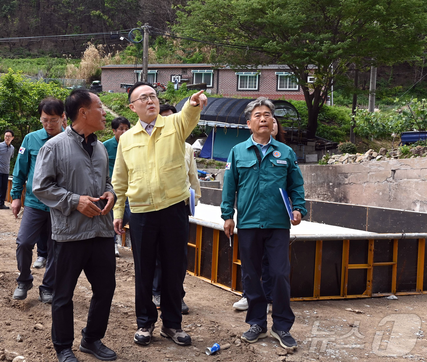 (서울=뉴스1) = 이한경 행정안전부 재난안전관리본부장이 8일 경북 영덕군 산불 피해지역 임시주거단지를 방문해 우기 전 임시조립주택 조성 현황과 사면붕괴 등 2차 피해 대비 상황을 …