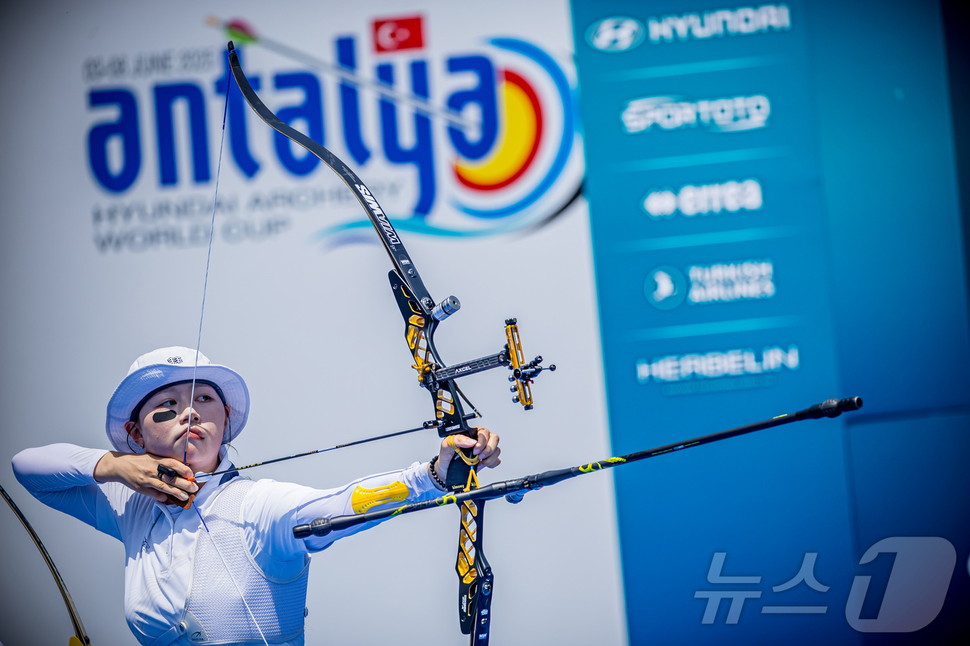 (서울=뉴스1) = 양궁 국가대표 임시현이 8일(현지시간) 튀르키예 안탈랴에서 열린 '2025 현대 양궁 월드컵 3차 대회'에서 리커브 여자 개인전 우승을 차지하고 있다. (대한양 …