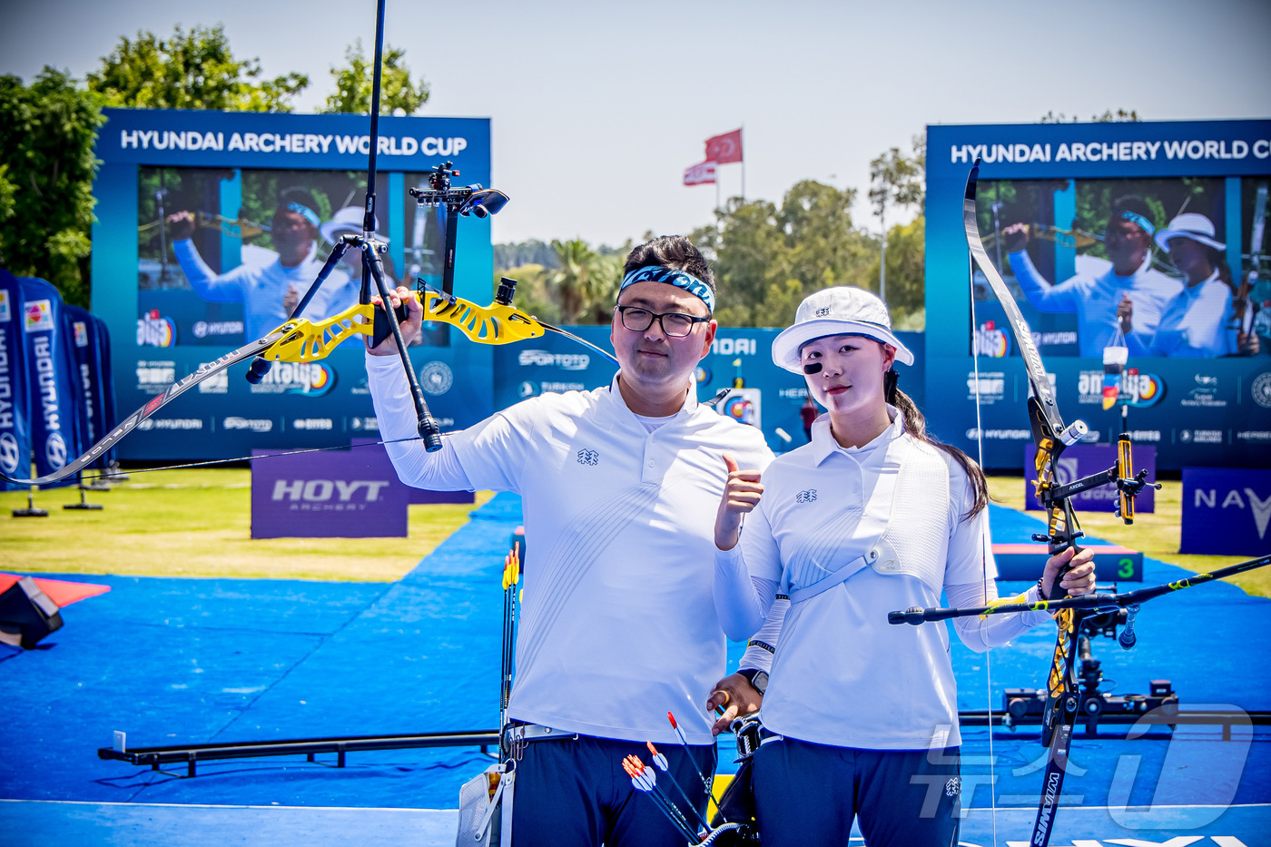 (서울=뉴스1) = 양궁 국가대표 김우진과 임시현이 8일(현지시간) 튀르키예 안탈랴에서 열린 '2025 현대 양궁 월드컵 3차 대회'에서 리커브 혼성 단체전 우승을 차지한 후 기념 …