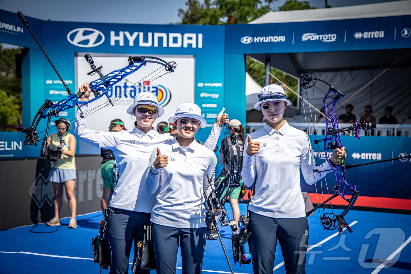 (서울=뉴스1) = 양궁 국가대표 소채원, 한승연, 심수인이 8일(현지시간) 튀르키예 안탈랴에서 열린 '2025 현대 양궁 월드컵 3차 대회'에서 컴파운드 여자 단체전 우승을 차지 …