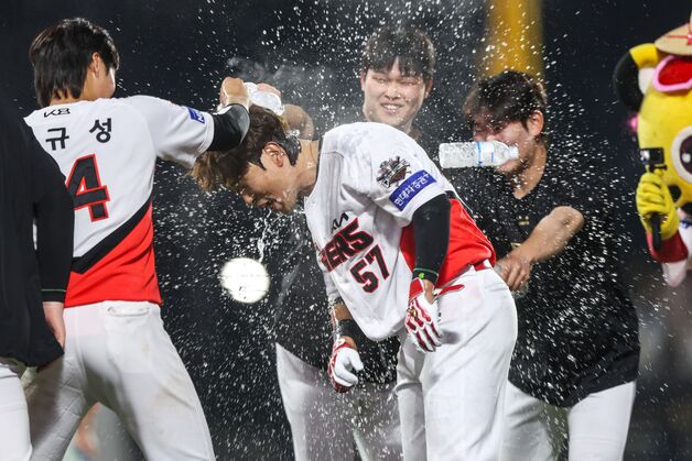 KIA, '연장 10회 끝내기 실책' 한화 제압…삼성 후라도 완봉승(종합)