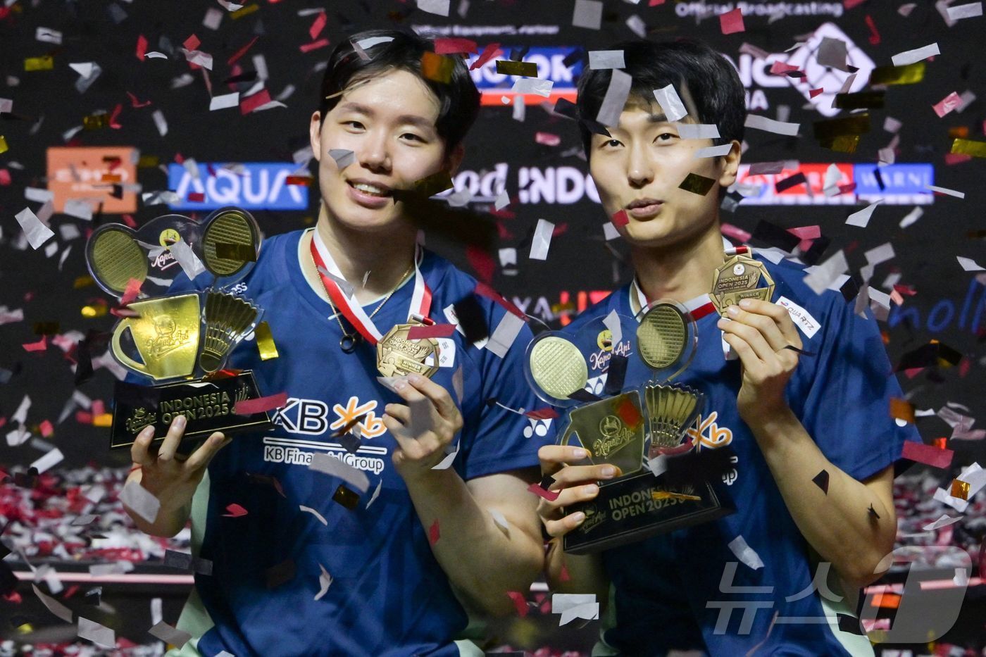 본문 이미지 - 서승재&#40;왼쪽&#41;와 김원호가 8일 인도네시아 자카르타에서 열린 세계배드민턴연맹&#40;BWF&#41; 월드투어 슈퍼 1000 인도네시아오픈 남자복식 결승에서 우승을 차지했다. ⓒ AFP=뉴스1