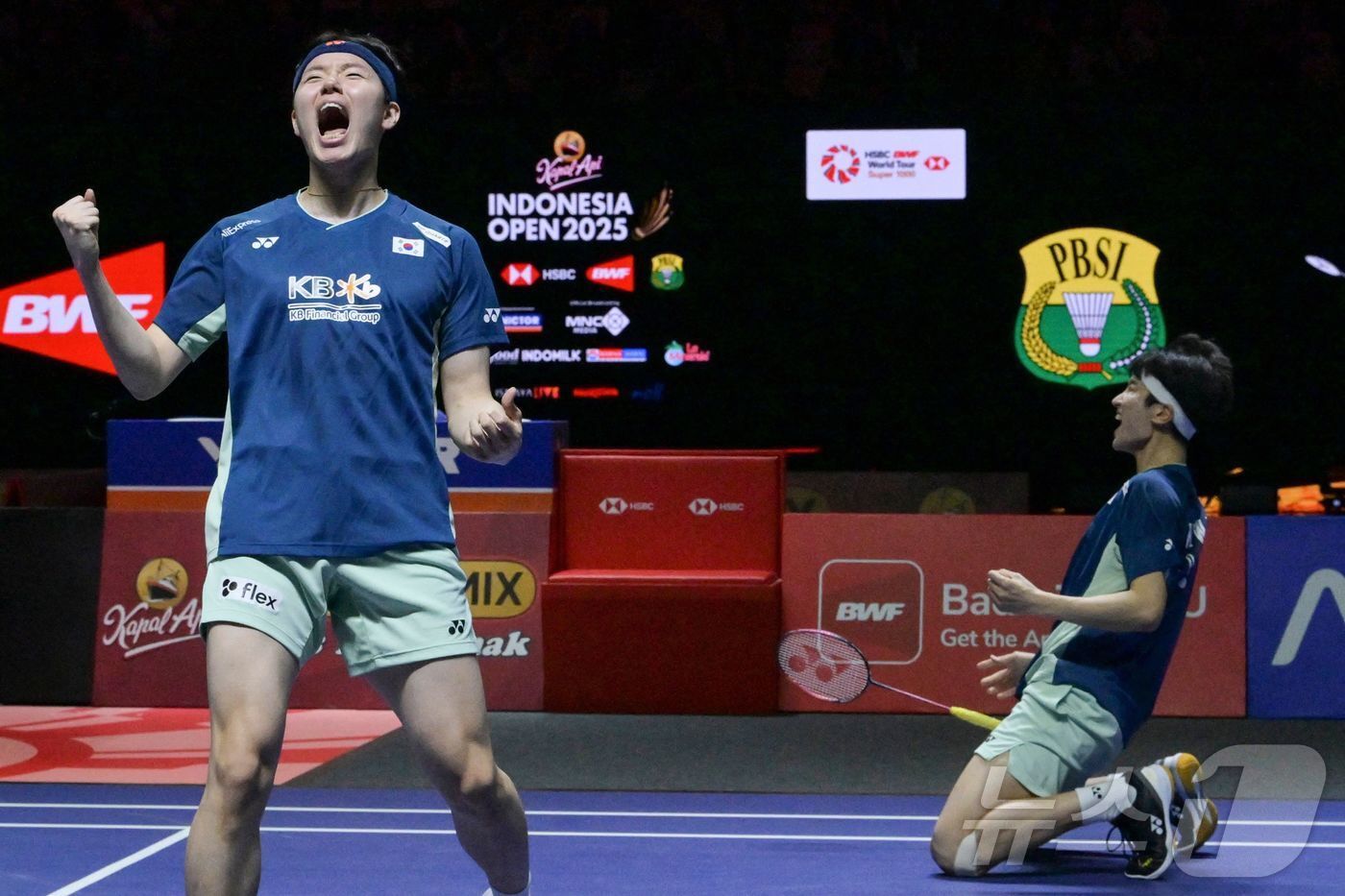 본문 이미지 - 서승재&#40;왼쪽&#41;와 김원호가 8일&#40;현지시간&#41; 인도네시아 자카르타에서 열린 세계배드민턴연맹&#40;BWF&#41; 월드투어 슈퍼 1000 인도네시아오픈 남자복식 결승에서 우승을 차지한 후 포효하고 있다. 2025.6.8 ⓒ AFP=뉴스1 ⓒ News1 김성진 기자