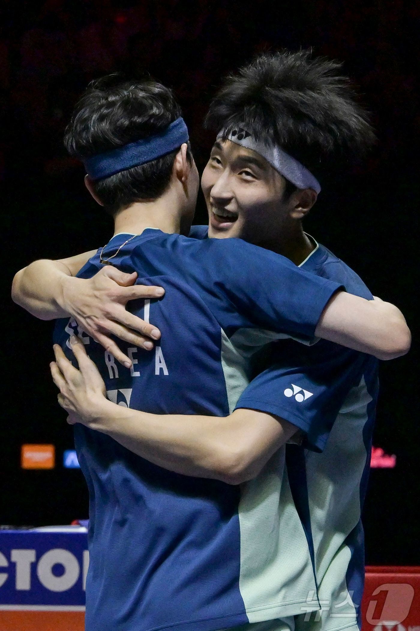 (AFP=뉴스1) 김성진 기자 = 서승재(왼쪽)와 김원호가 8일(현지시간) 인도네시아 자카르타에서 열린 세계배드민턴연맹(BWF) 월드투어 슈퍼 1000 인도네시아오픈 남자복식 결승 …