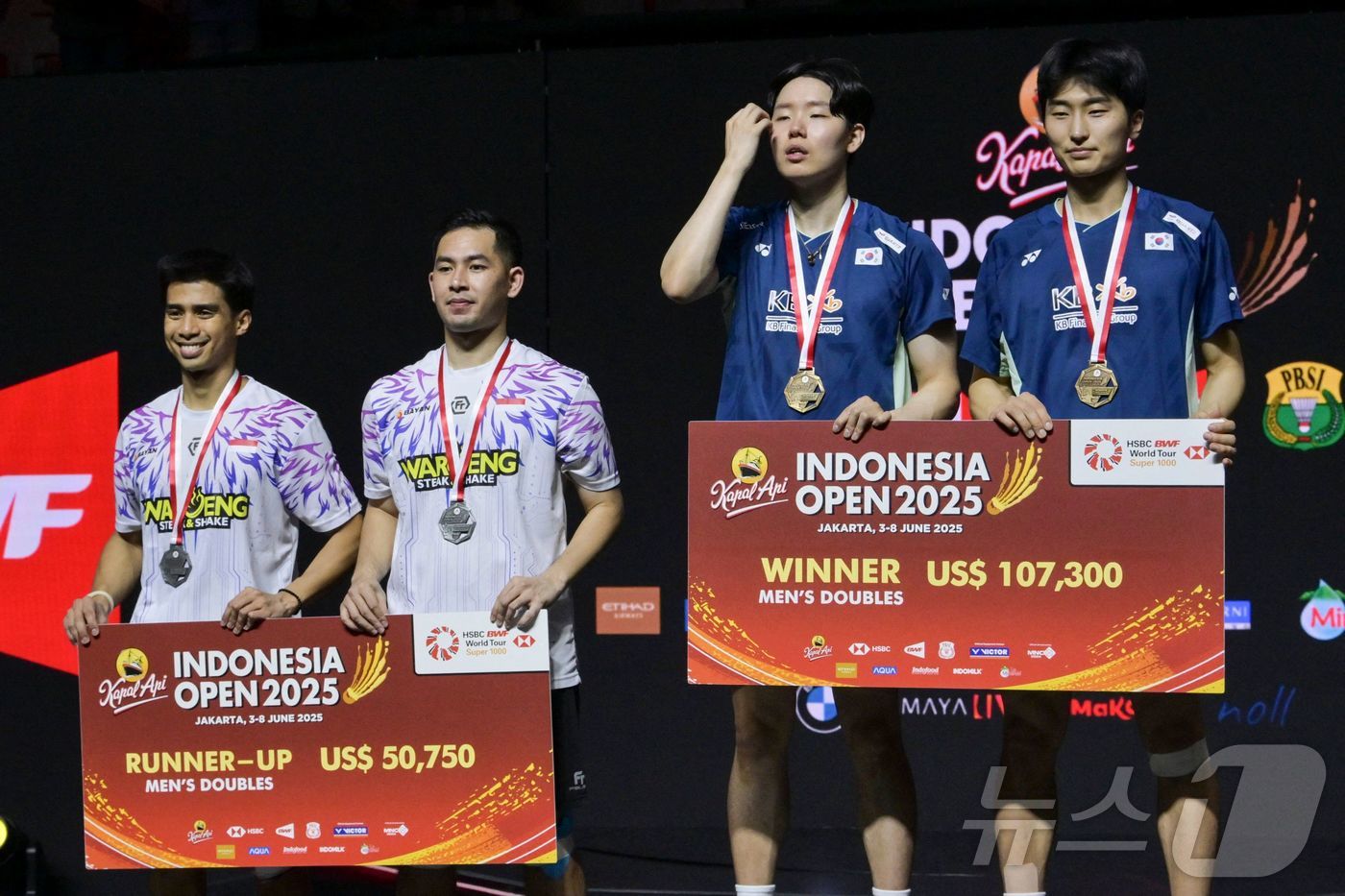 (AFP=뉴스1) 김성진 기자 = 서승재(왼쪽)와 김원호가 8일(현지시간) 인도네시아 자카르타에서 열린 세계배드민턴연맹(BWF) 월드투어 슈퍼 1000 인도네시아오픈 남자복식 결승 …
