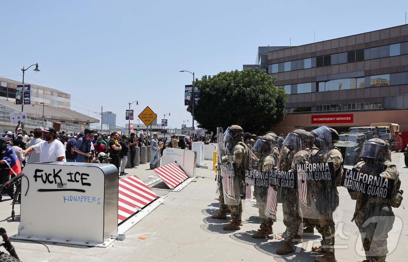 (로스앤젤레스 로이터=뉴스1) 류정민 특파원 = 미국 캘리포니아주 로스앤젤레스(LA)에서 발생한 불법 이민자 단속 및 추방 작전에 반대하는 시위에 대응하기 위해 도널드 트럼프 미국 …