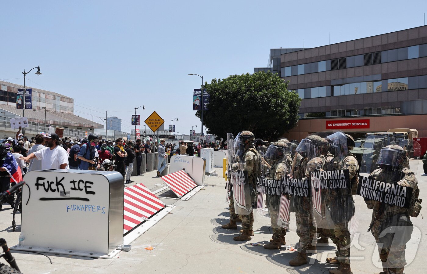 본문 이미지 - 미국 캘리포니아주 로스앤젤레스&#40;LA&#41;에서 발생한 불법 이민자 단속 및 추방 작전에 반대하는 시위에 대응하기 위해 도널드 트럼프 미국 대통령이 배치를 명령한 캘리포니아 주방위군이 8일&#40;현지시간&#41; 시위대와 대치하고 있다. 2025.06.08 ⓒ 로이터=뉴스1 ⓒ News1 류정민 특파원