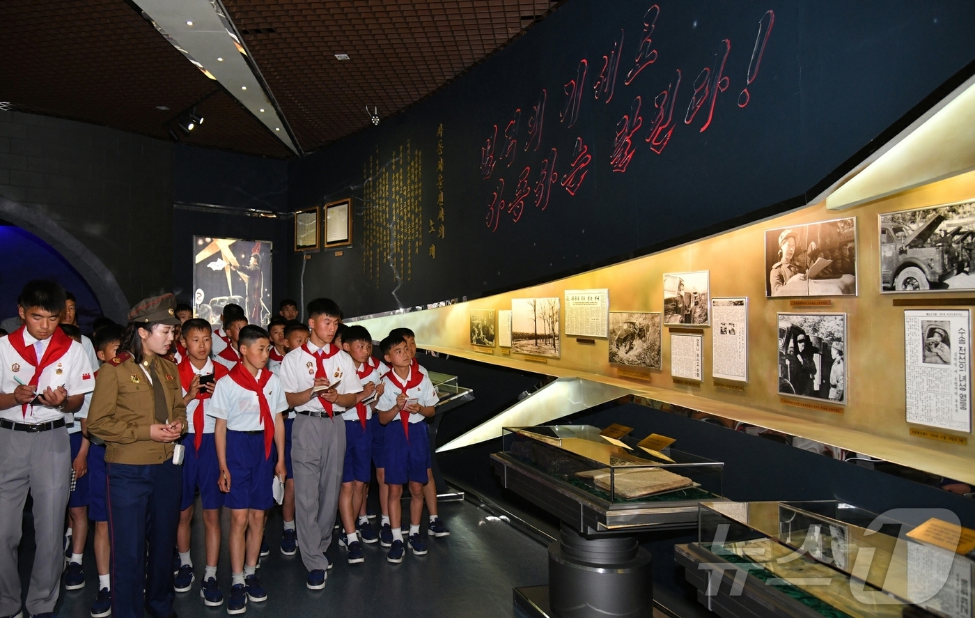 (평양 노동신문=뉴스1) = 북한 노동당 기관지 노동신문은 9일 조선소년단 창립 79주년 경축행사 참가자들이 만경대를 비롯해 평양의 여러곳을 방문했다고 보도했다. [국내에서만 사용 …