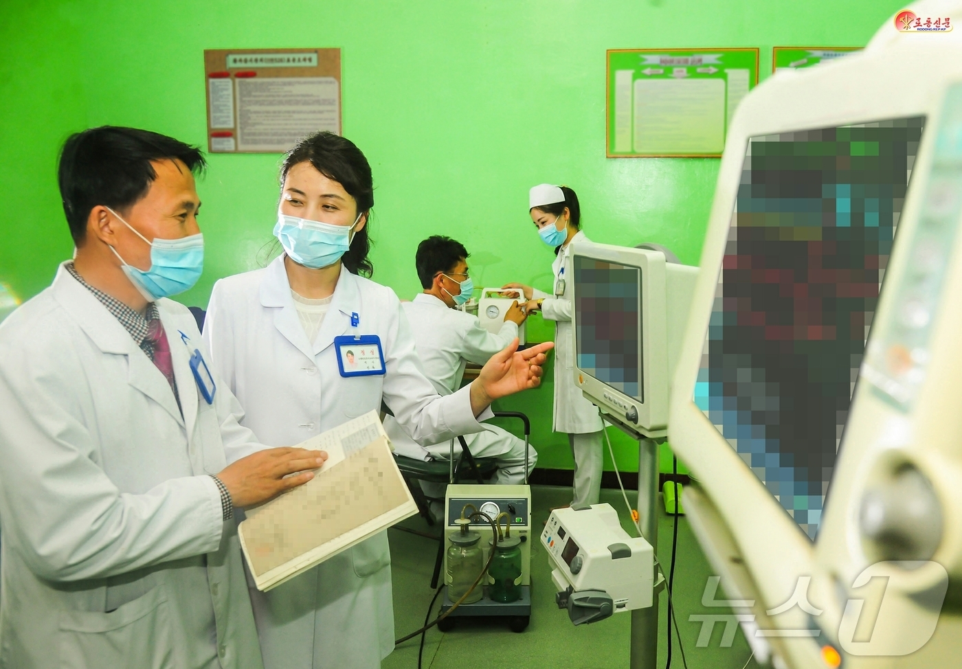 (평양 노동신문=뉴스1) = 북한 노동당 기관지 노동신문은 9일 강원도종합병원 의료진들이 치료법 개발을 위한 토의를 진행하고 있다고 보도했다. [국내에서만 사용가능. 재배포 금지. …