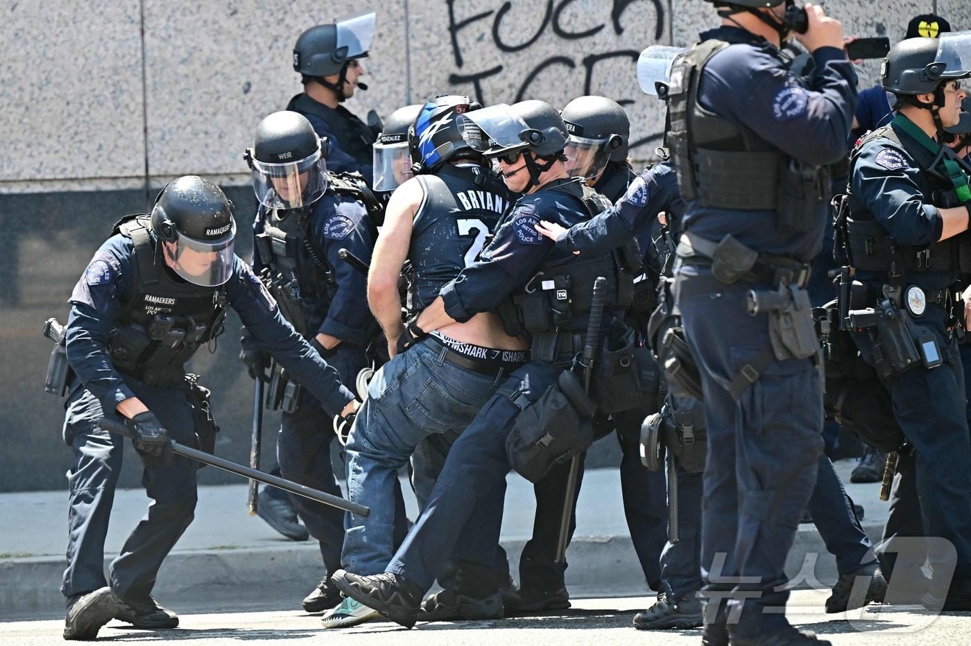 (AFP=뉴스1) 김성진 기자 = 8일(현지시간) 미국 캘리포니아주 로스앤젤레스 시내 메트로폴리탄 구치소 MDC 밖에서 경찰 및 관계자들이 시위대와 충돌하고 있다.ⓒ AFP=뉴스1 …