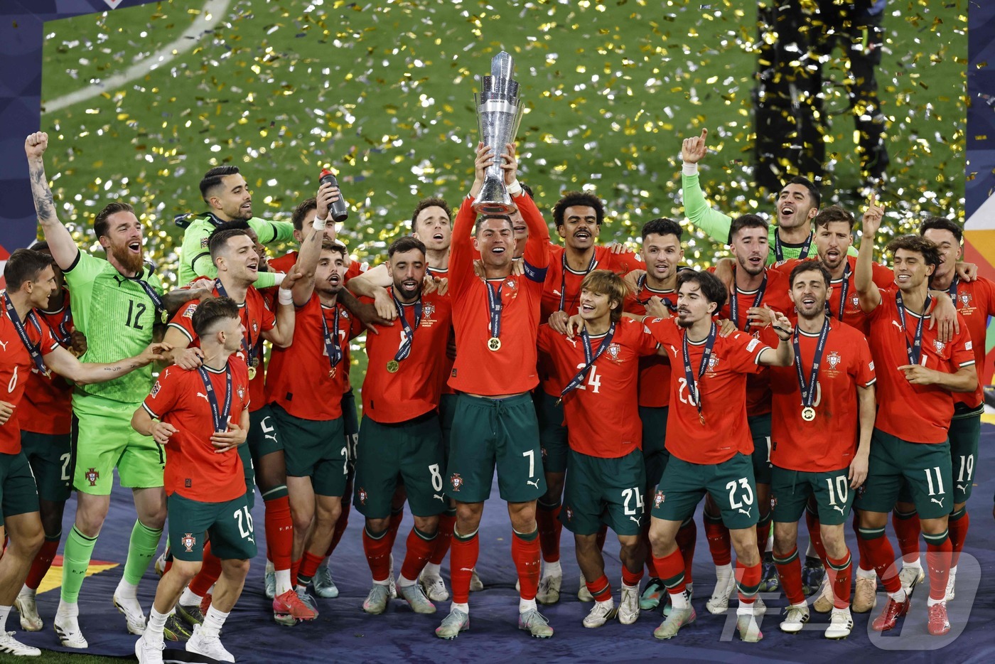 (AFP=뉴스1) 김성진 기자 = 포르투갈 호날두를 비롯한 선수들이 8일(현지시간) 독일 뮌헨 알리안츠 아레나에서 열린 2024-25시즌 유럽축구연맹(UEFA) 네이션스리그(UNL …