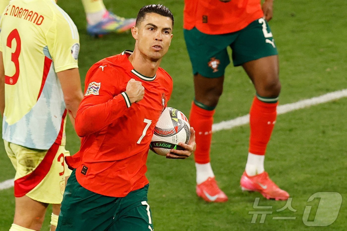 본문 이미지 - A매치 138번째 골을 넣은 크리스티아누 호날두. ⓒ AFP=뉴스1